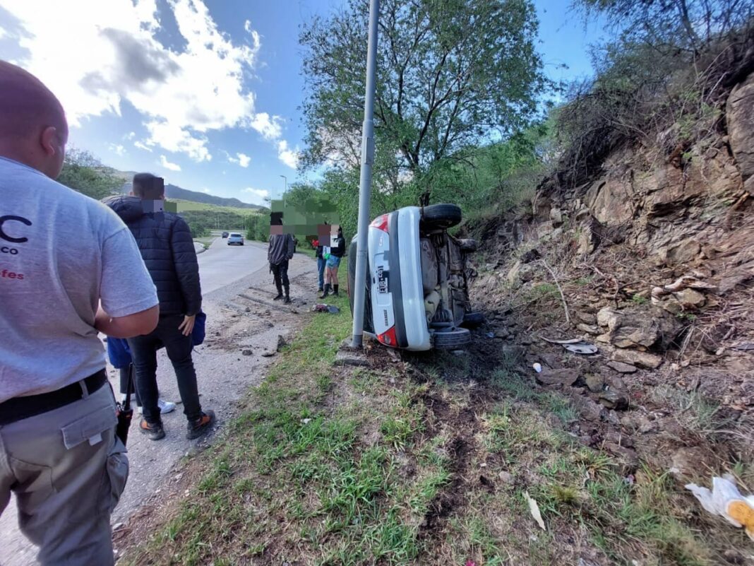 Variante Costa Azul Perdió el control de su auto en una curva y volcó