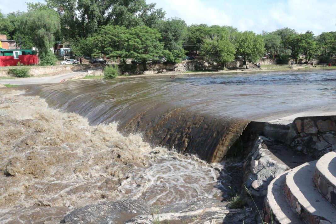 Fotos y videos El río San Antonio creció más de dos metros y se