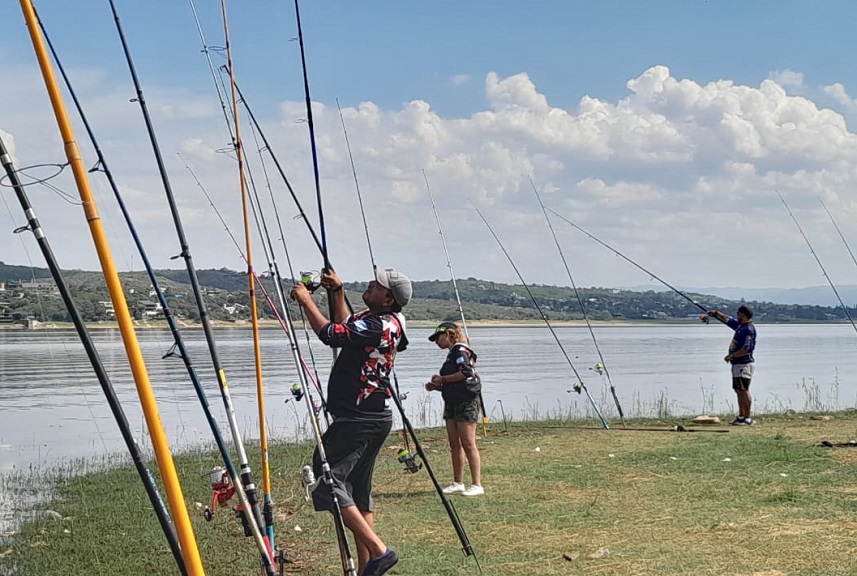 M S De Personas Disfrutaron Del Concurso De Pesca En El Lago San