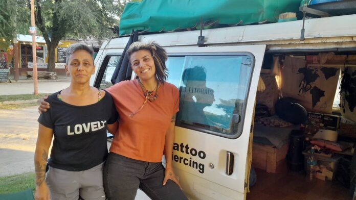 Recorren el país con una barbería móvil y una librería ambulante