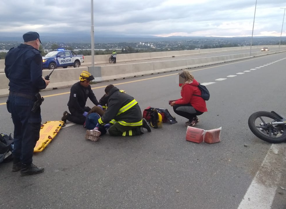 Se Les Revent Una Cubierta De La Moto Y Se Accidentaron En La Variante