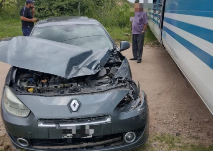 El Tren de las Sierras chocó un auto en Villa Giardino