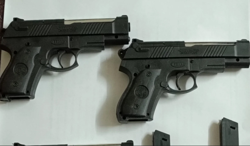 Detuvieron a tres niños de 14 y 15 años con réplicas de pistolas en Río