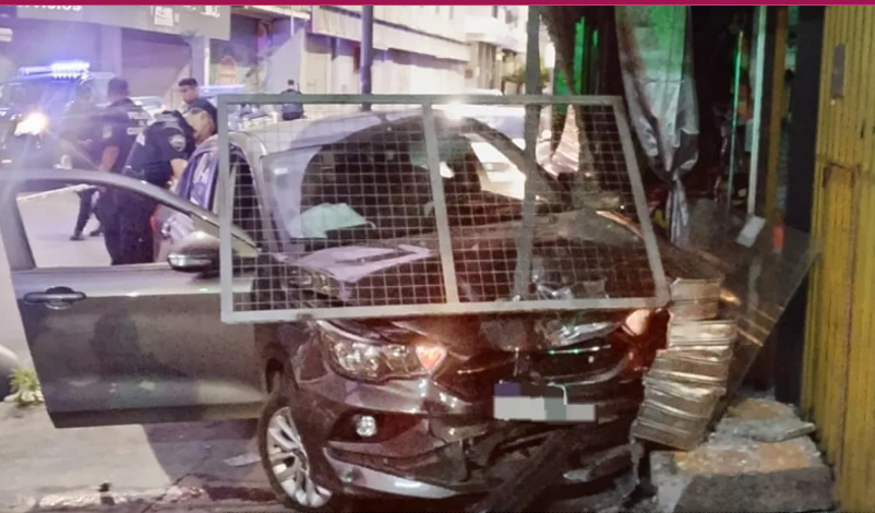 C Rdoba Choc Una Vidriera Y Un Port N De Una Playa De Estacionamiento