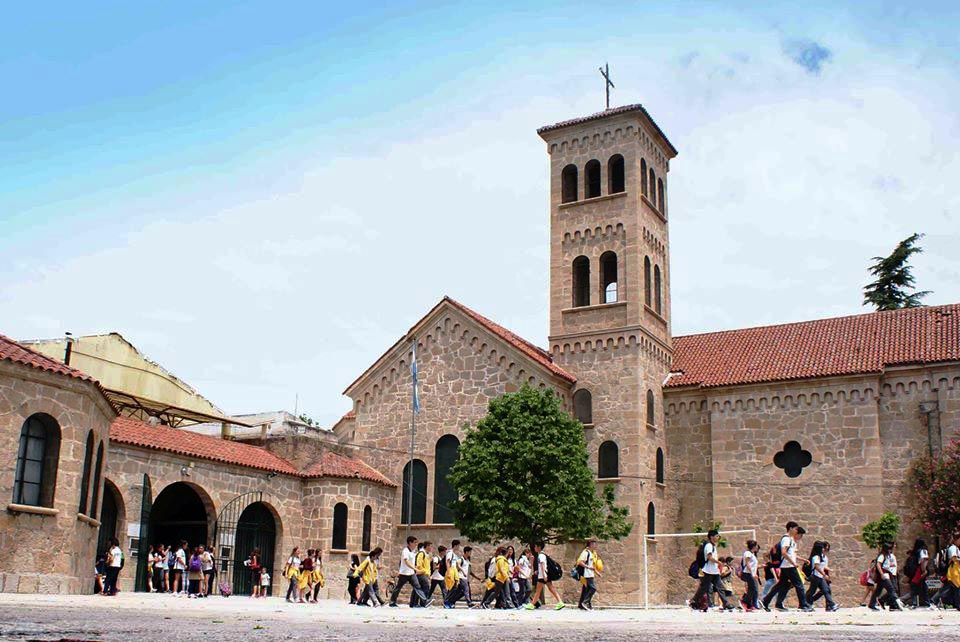 Mediación de la cartera educativa en la polémica por las polleras cortas del Parroquial