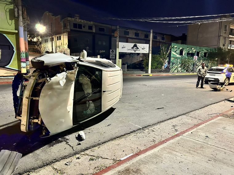 Joven herida tras impresionante choque y vuelco en Costanera de Córdoba