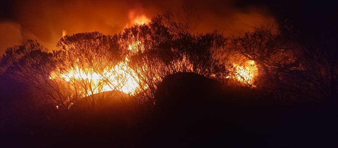 Voraz incendio destruyó una cabaña en un complejo de Cabalango