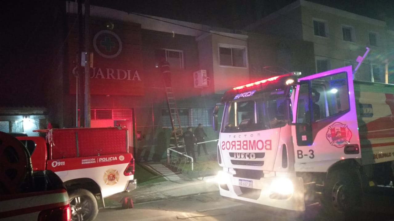 Tensión en Carlos Paz: Bomberos controlaron un incendio en una clínica