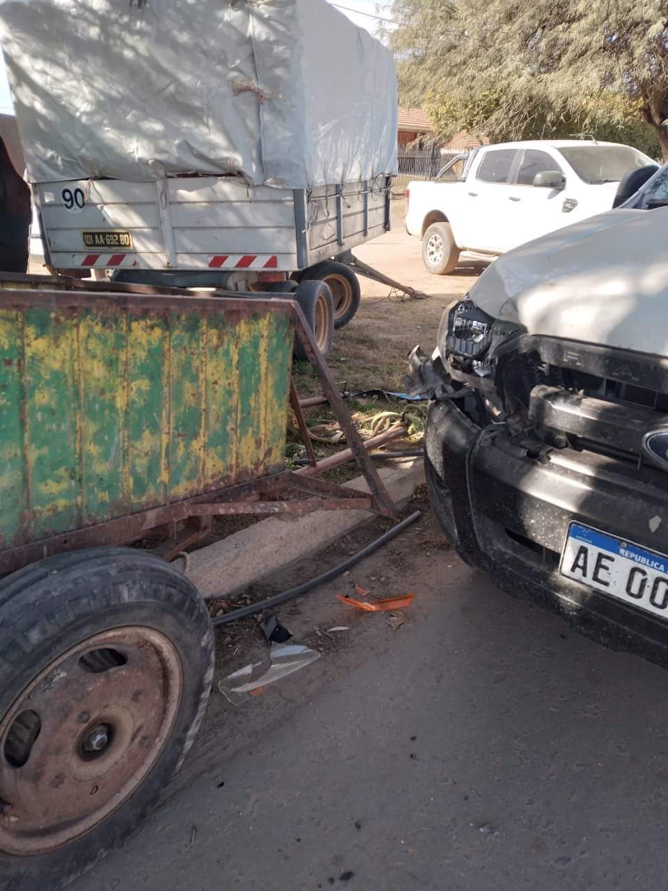 Peligro en la calle: Se desbocó un caballo de un carro y embistió a un auto