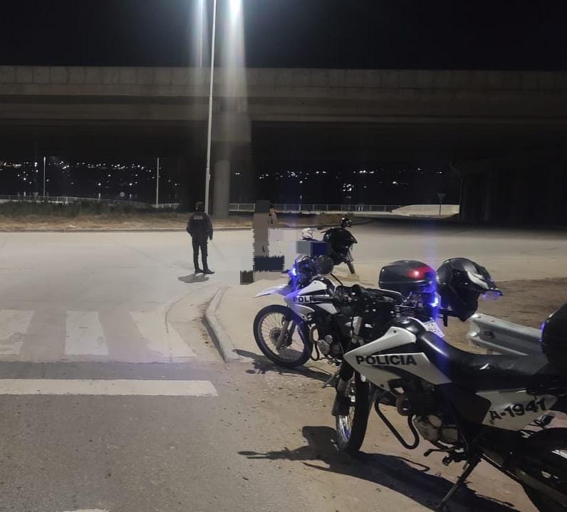 Una pareja de motociclistas se accidentó en La Plaza Federal