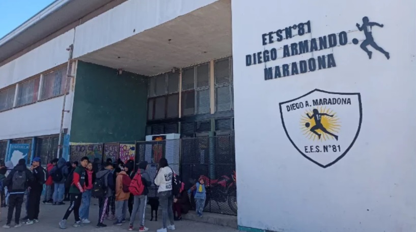 Elegido por sus alumnos, inaugura el primer colegio en llamarse “Diego Armando Maradona”