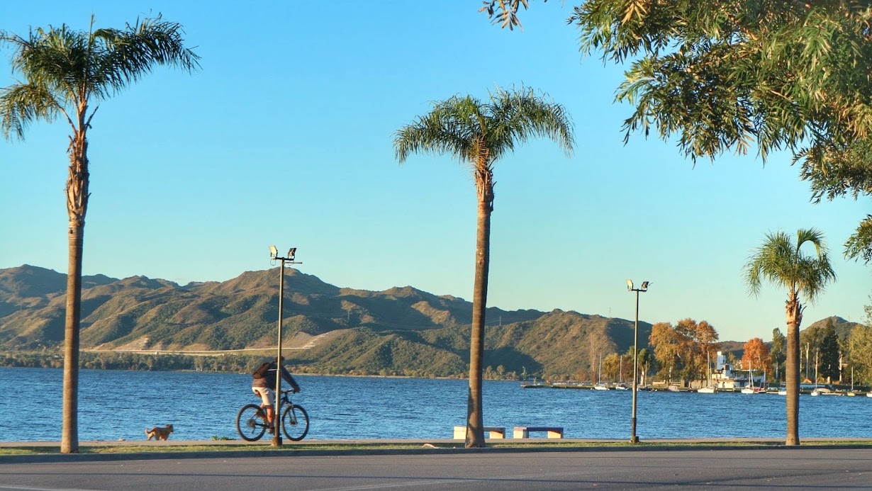 Fin de semana de verano en Carlos Paz y las sierras de Córdoba: temperaturas extremas y alerta por incendios