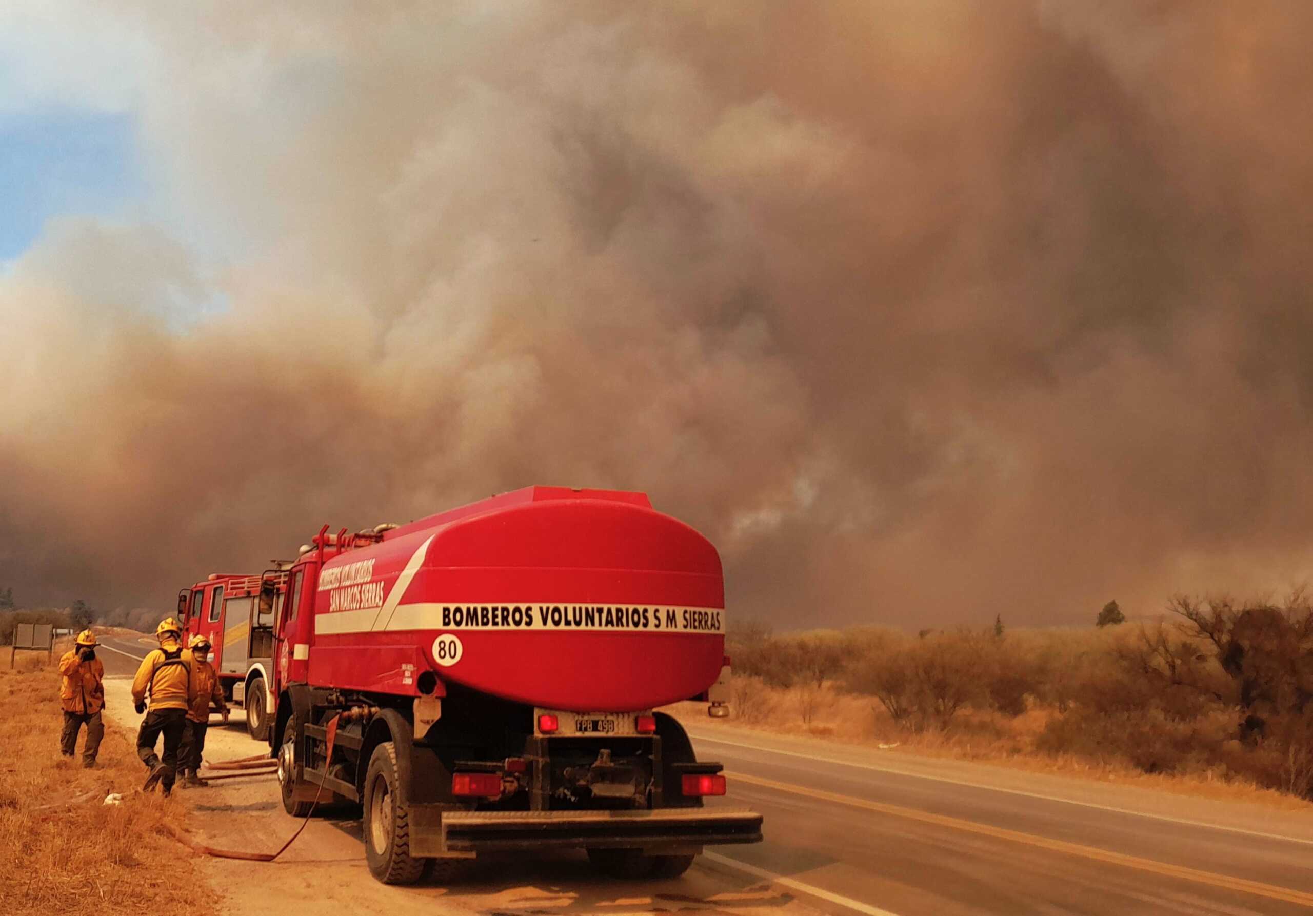 El acecho del fuego no termina y Bomberos enfrentan otra jornada de combate