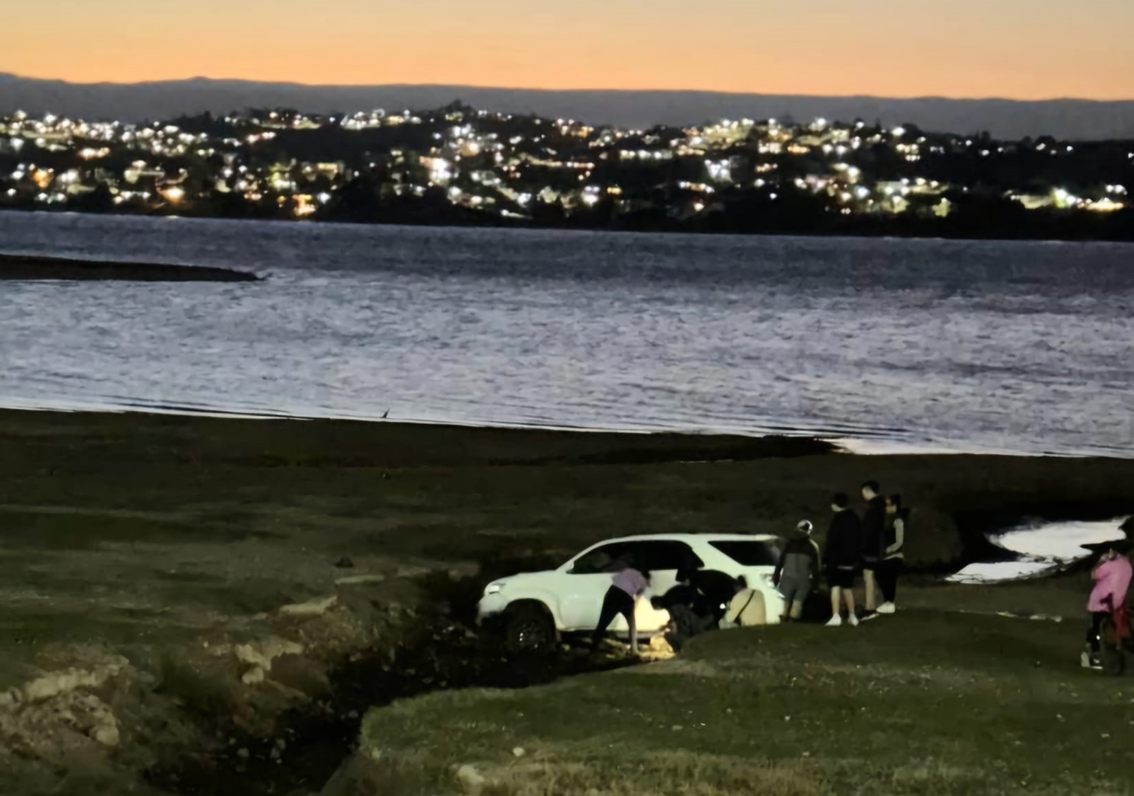 Una camioneta quedó empantanada en la costa del Lago San Roque