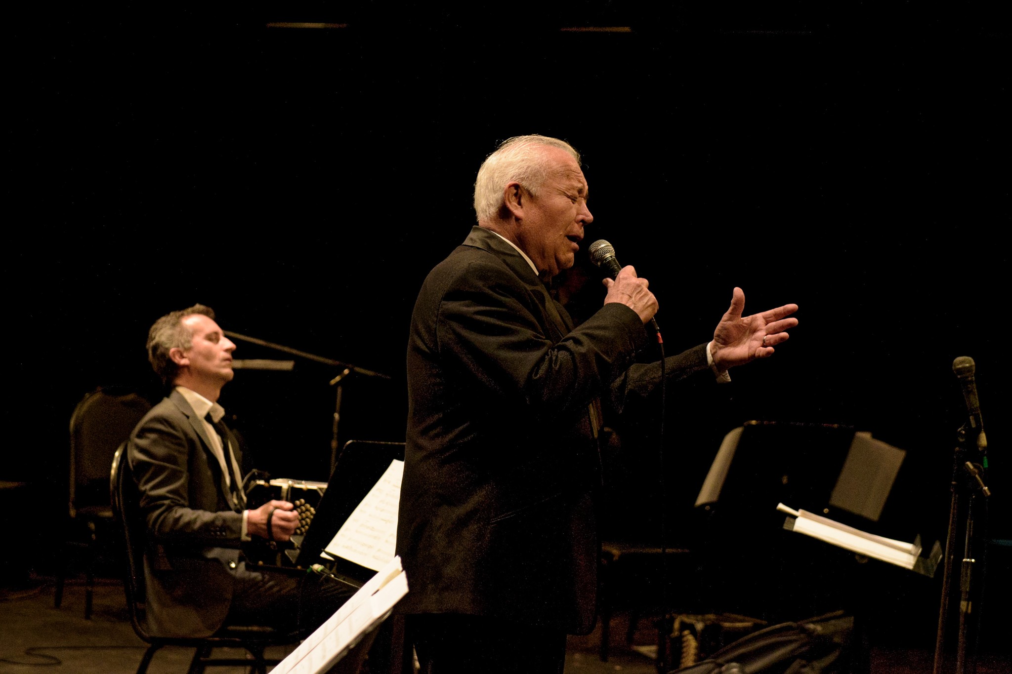 Daniel Simmons brilló con sus tangos en el Teatro Libertador