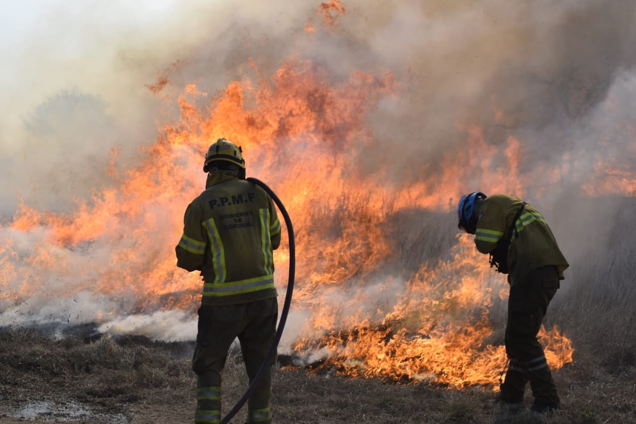 El incendio de la La Calera está controlado: Bomberos trabajarán toda la noche para extinguirlo definitivamente