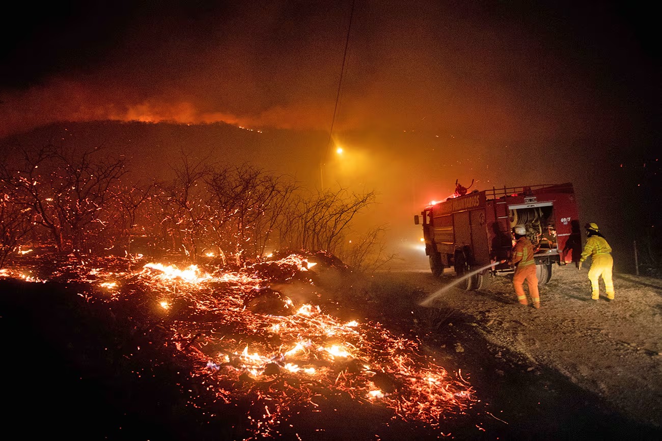 Incendio sin control: Combaten un nuevo foco en Villa del Dique