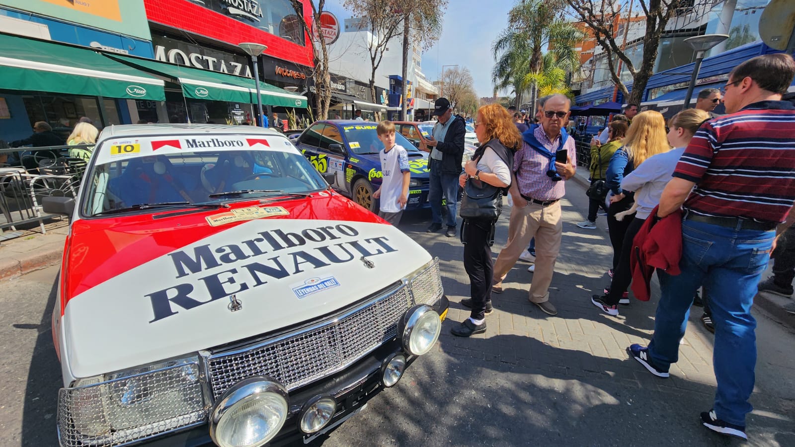 Galería de fotos: Turistas y vecinos junto a las “Leyendas del Rally” en pleno centro de Carlos Paz