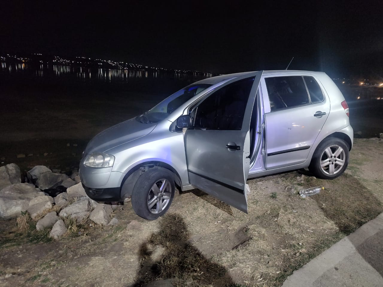 Insólito: Perdió el control de su auto y terminó en la costanera, al margen del lago