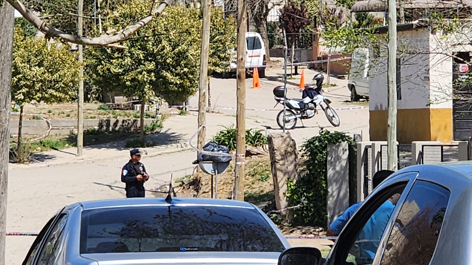 Conmoción y misterio en Carlos Paz: Apareció el cuerpo de un joven sin vida tirado en la calle