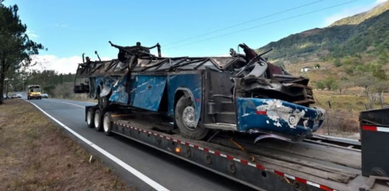 Murieron 25 niños: Un colectivo chocó en la ruta y se desató una dolorosa tragedia