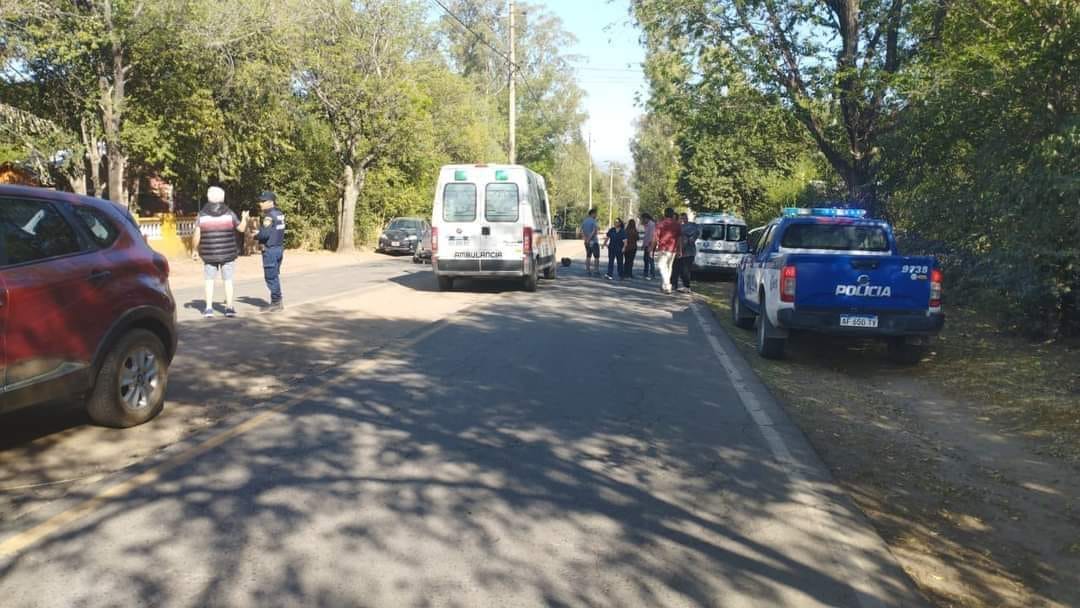 Un joven motociclista murió tras estrellarse contra un poste en Calamuchita