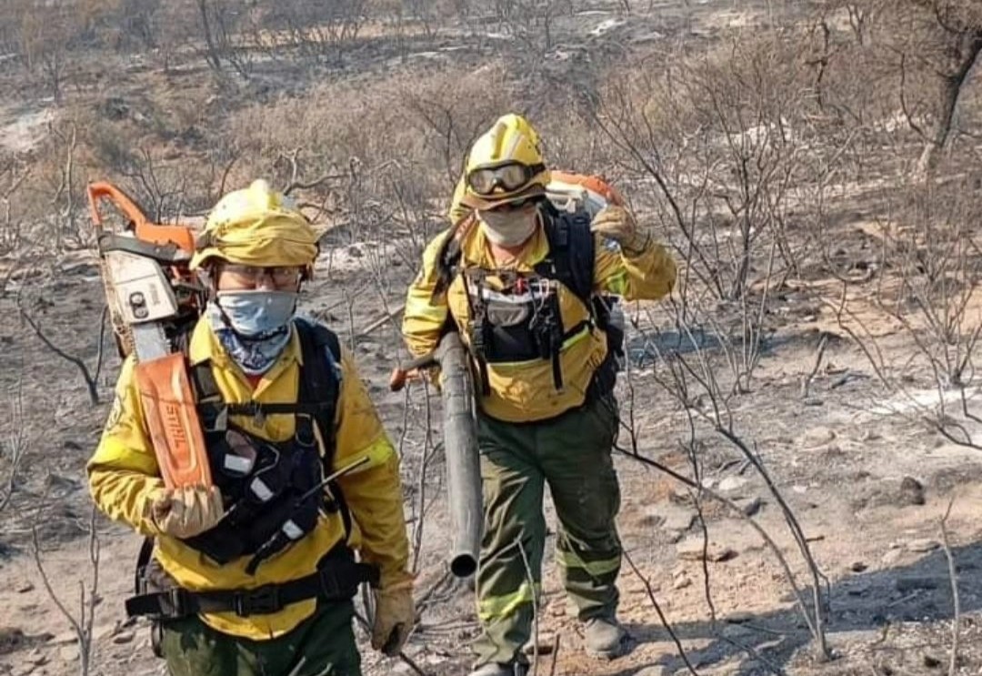 Van 15 días de lucha en Los Túneles: El fuego no da tregua y sigue quemando el monte de Traslasierra