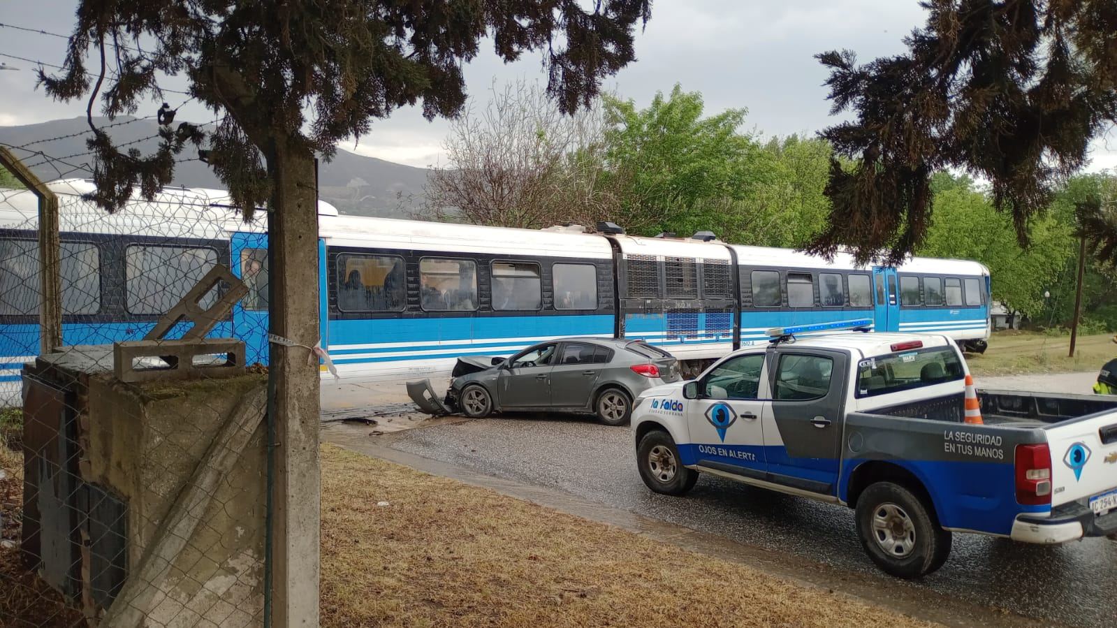 Otro choque en la vía: Un auto embistió al Tren de las Sierras