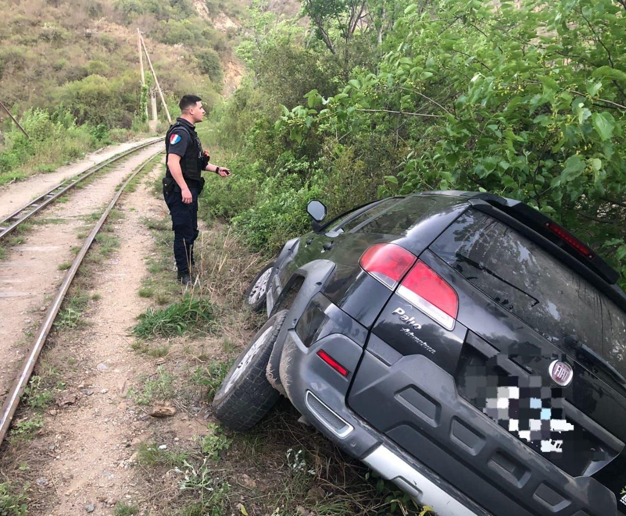 “En Pampa y la vía”: Un Fiat Palio cayó inexplicablemente al costado de las vías del tren