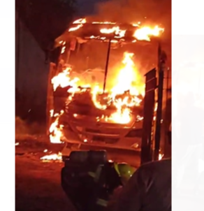 (Video) Tensión en Carlos Paz: Se incendió un motorhome y el fuego amenazó viviendas