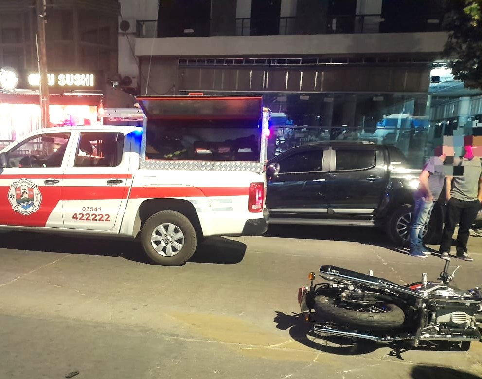 Carlos Paz: Motociclista herido tras chocar con un auto en el centro