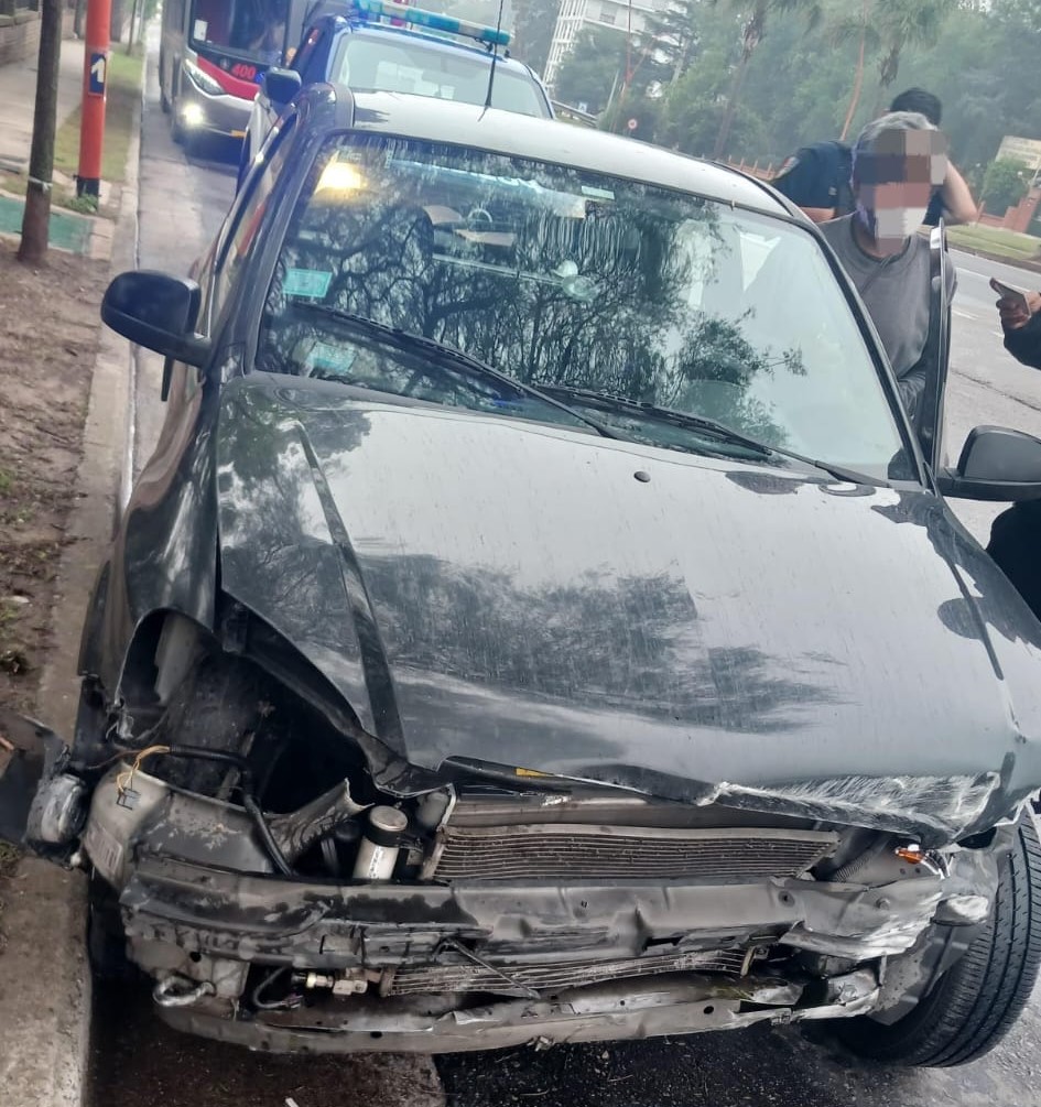 Otro accidente en la curva del ingreso a Carlos Paz: Un auto destruyó su frente contra el muro del puente