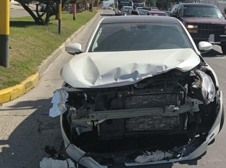 Carlos Paz: Motociclista hospitalizado tras chocar con un auto