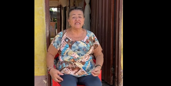 Una mujer vive de venderles chismes a sus vecinos y ya compró dos casas con lo recaudado