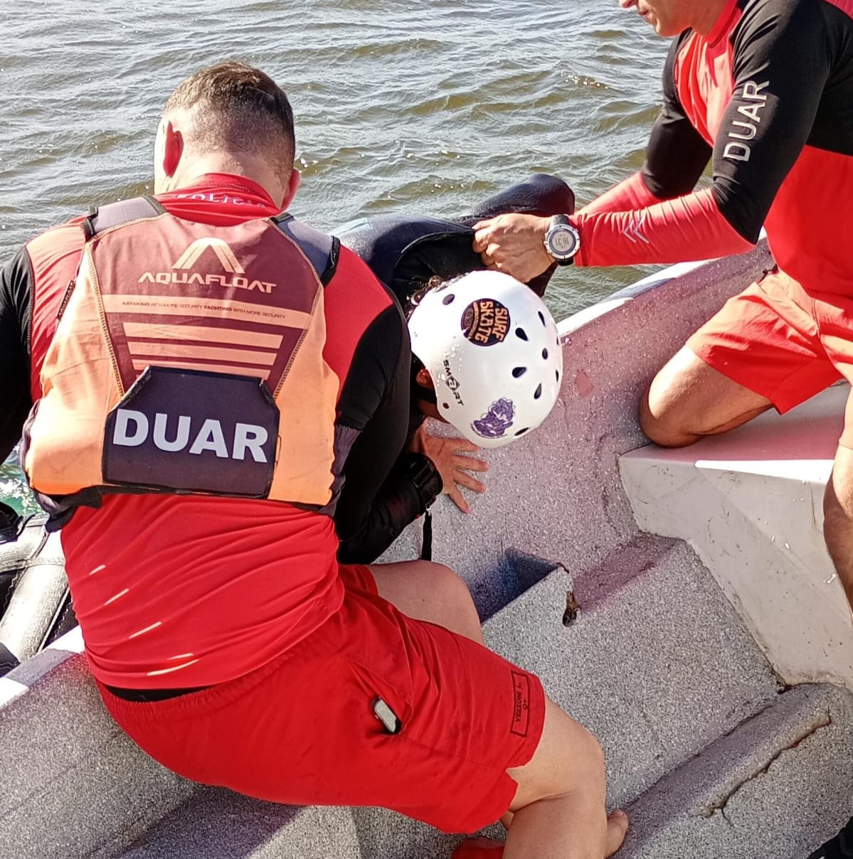 Rescataron a un joven que perdió el control de su tabla de Kitesurf en el San Roque