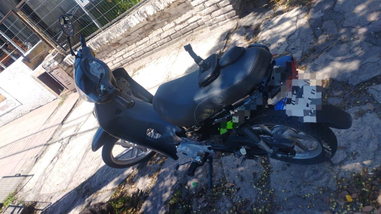 Motociclista herido tras chocar con un auto en avenida Libertad