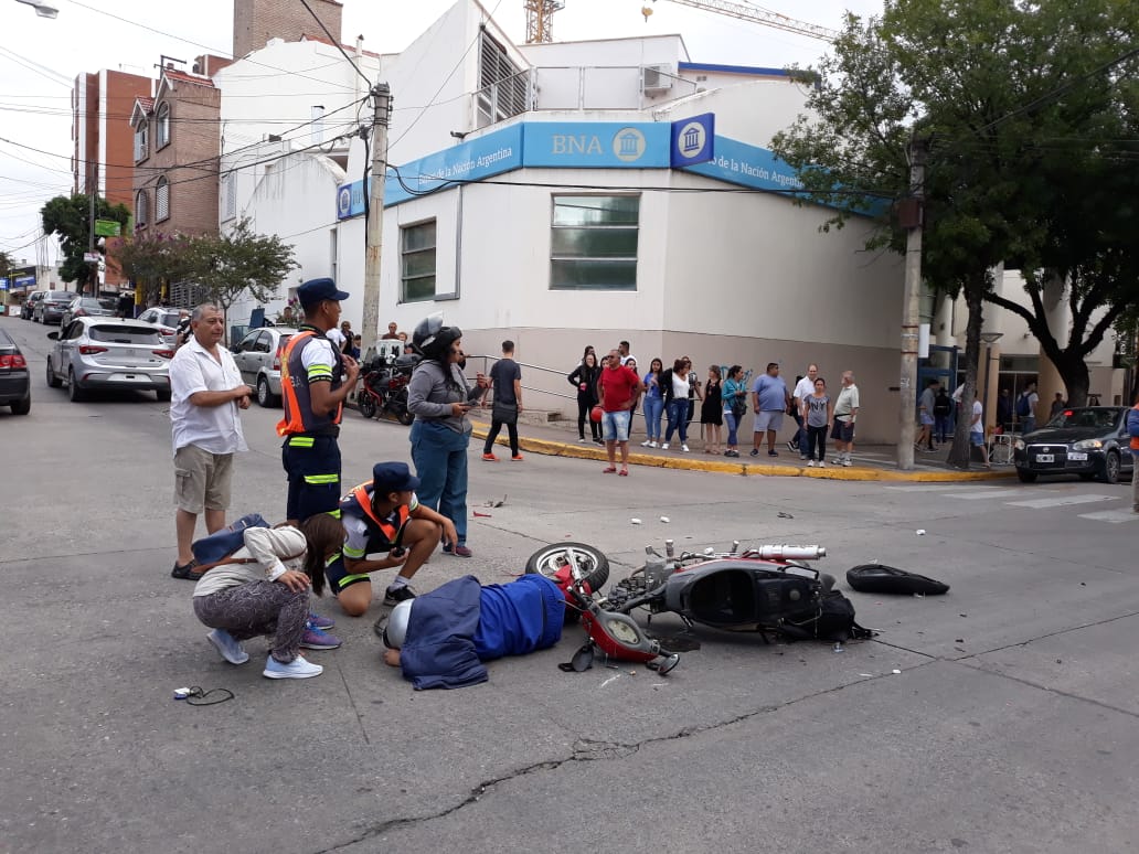 Motociclista Herido Tras Chocar Contra Un Auto En Pleno Centro Carlos