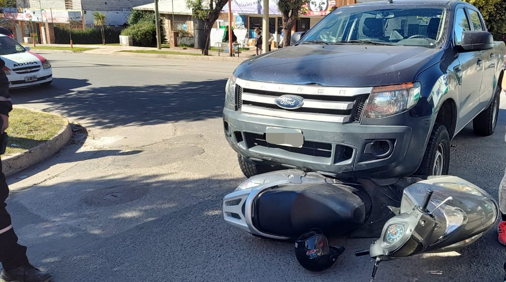 Carlos Paz Chocó Con Su Camioneta A Una Moto De Frente La Motociclista Fue Trasladada Al Hospital 5909